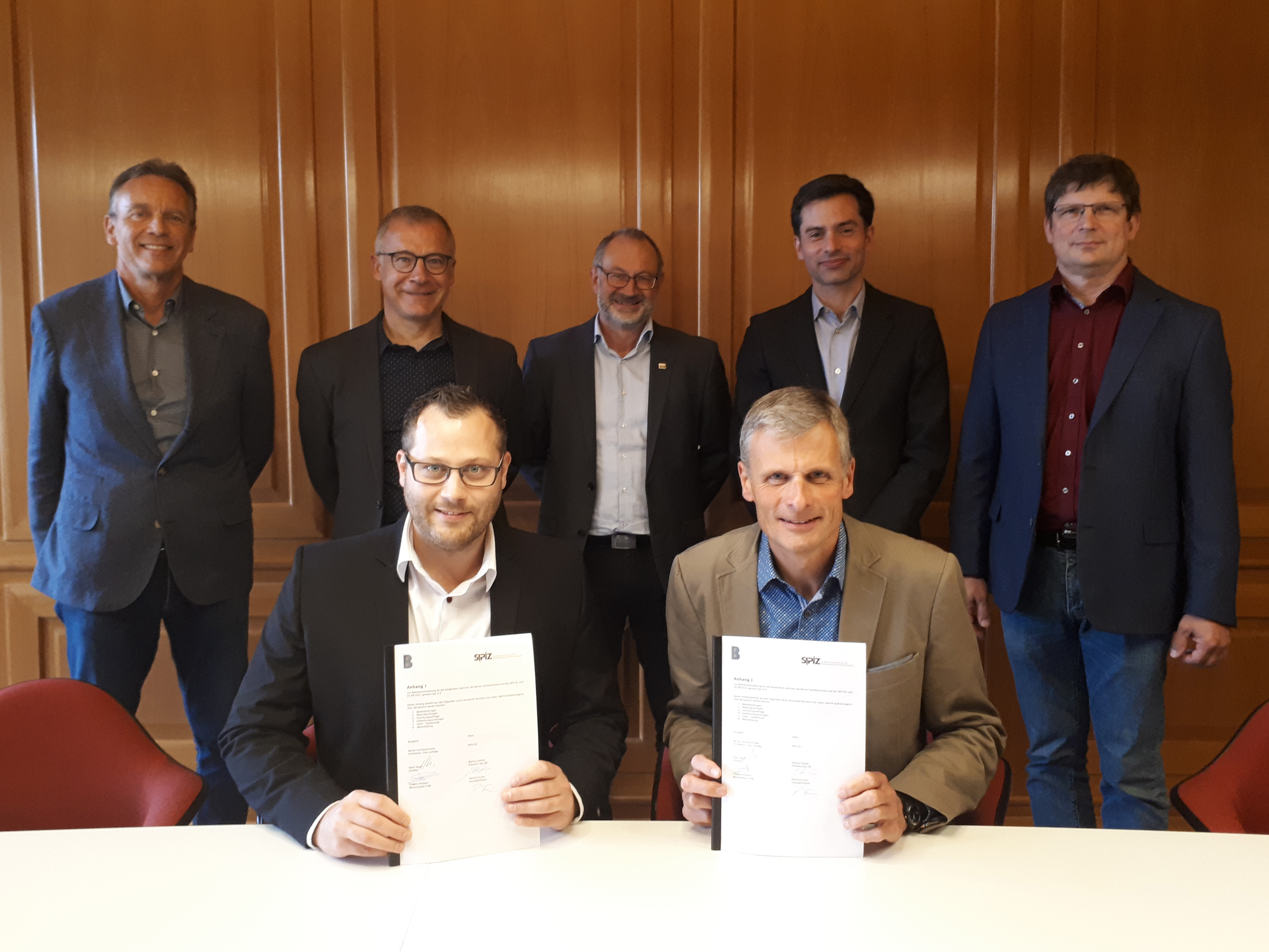 Signature du contrat à Bienne, de g. à d.: Markus Stebler, Christoph Rellstab, Patrick Fischer, Daniel Furrer, Frédéric Pichelin, Peter Staub, Andreas Hämmerli.